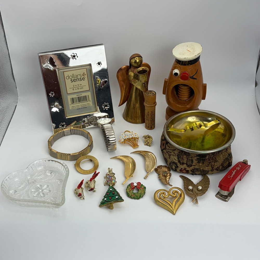 Vintage Estate Lot Brooches Pins Brass Angel Nutcracker Trinkets 21 Pcs‎ Mixed